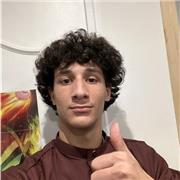 Jeune étudiant pouvant fournir une aide aux devoirs